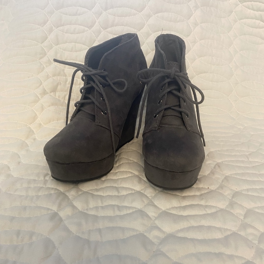 Women’s Gray Wedges with laces.